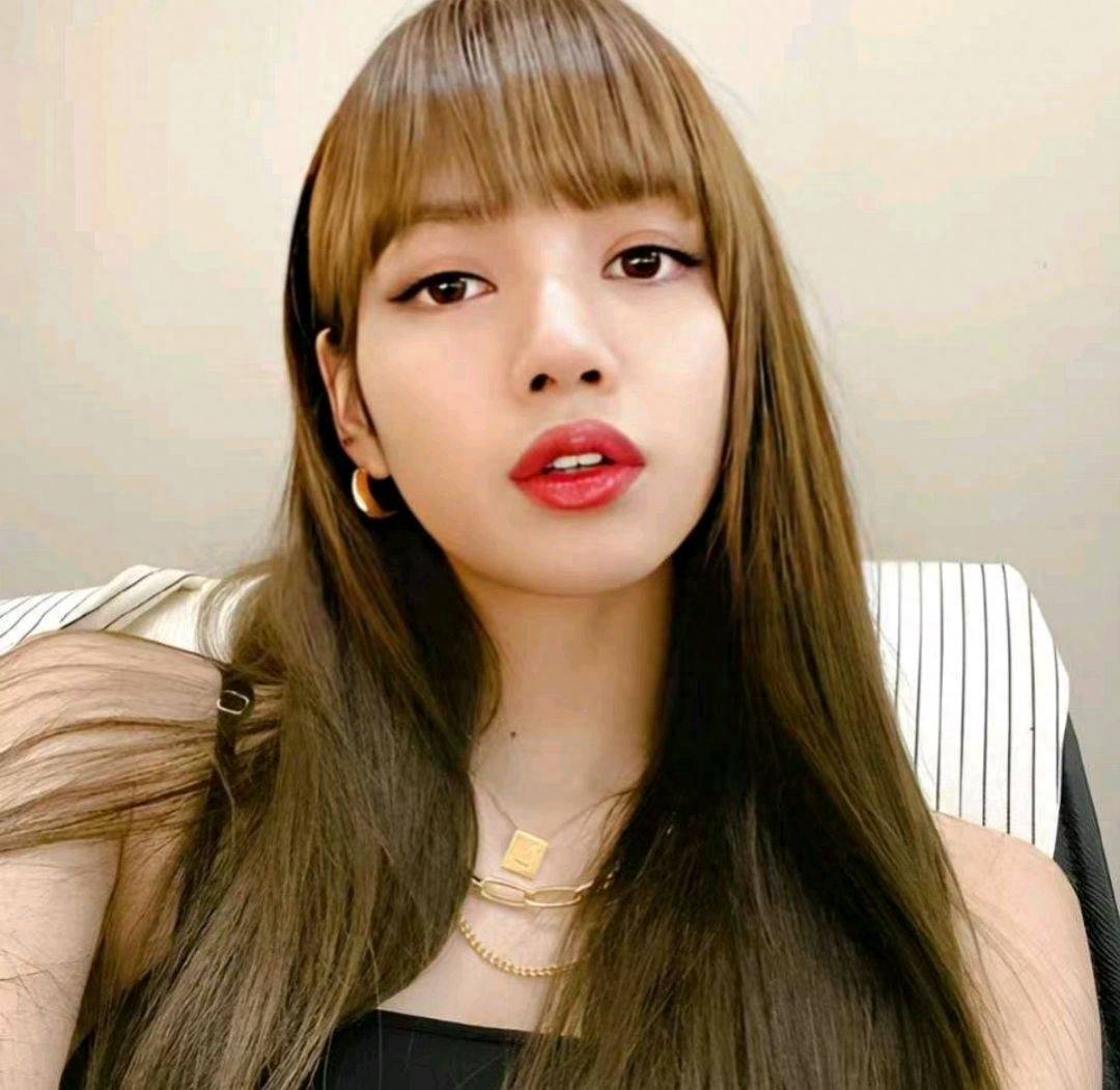 lisa参加法国疯马秀引热议:为嫁千亿富豪还是跟随jennie?