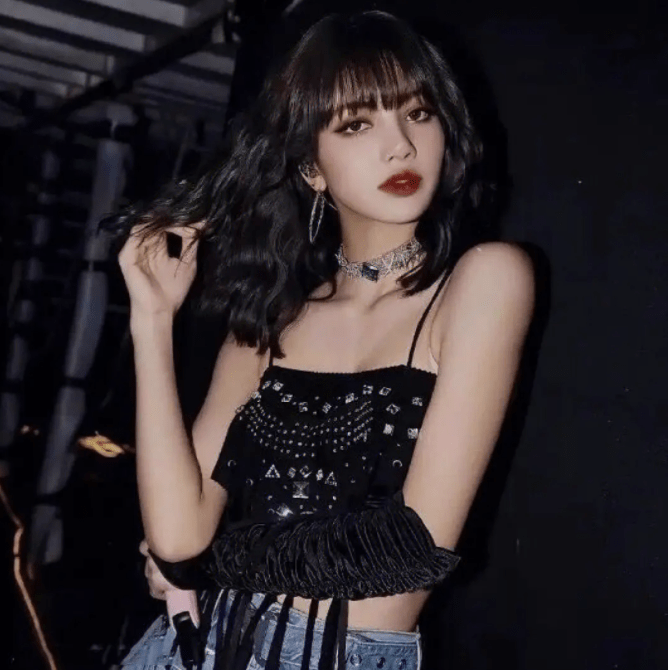 随着网络的热议,lisa表演的曲目也被曝光,lisa在疯马秀舞台上表演的