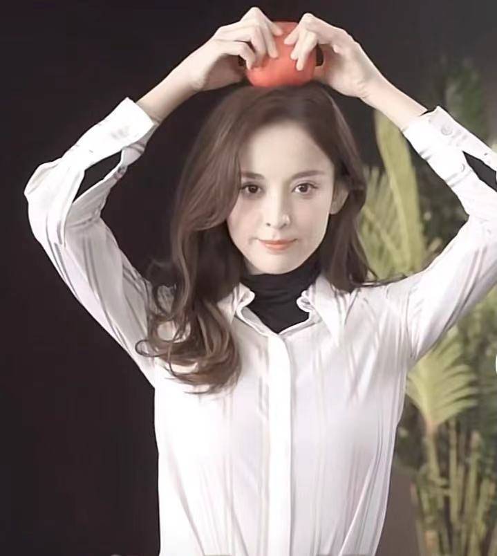 景甜着纯白毛衣清纯可人_时尚_古力娜扎_状态