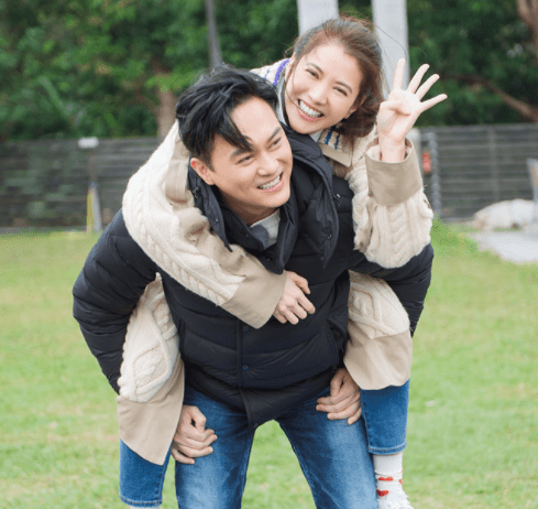 还了p图,把张智霖和陈小春换成了自己和袁咏仪