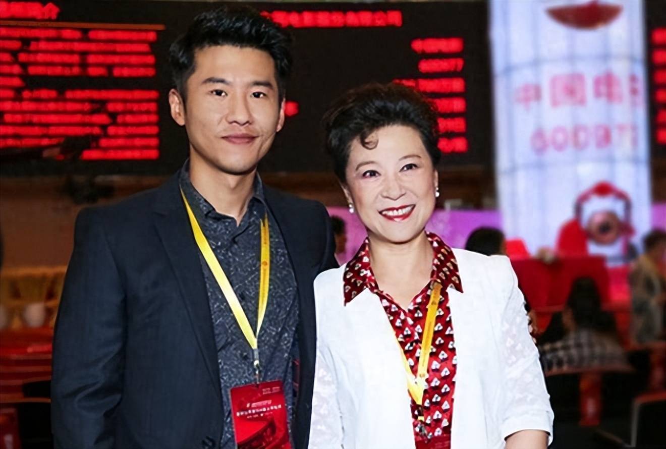 著名演员王馥荔:丈夫为娶她被开除,如今儿子成了夫妻俩的骄傲_王群