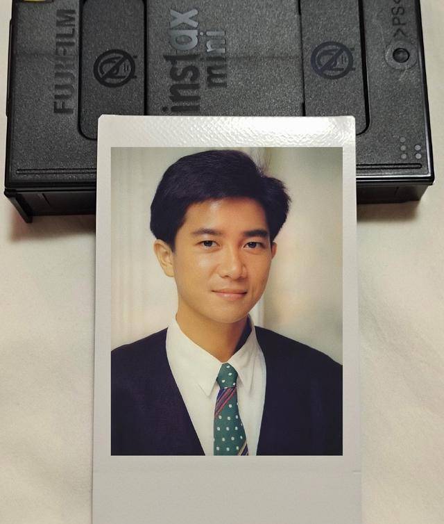 粉丝为陈百强打扫墓地送生日蛋糕,danny65岁冥诞不寂寞_丹尼_鲜花