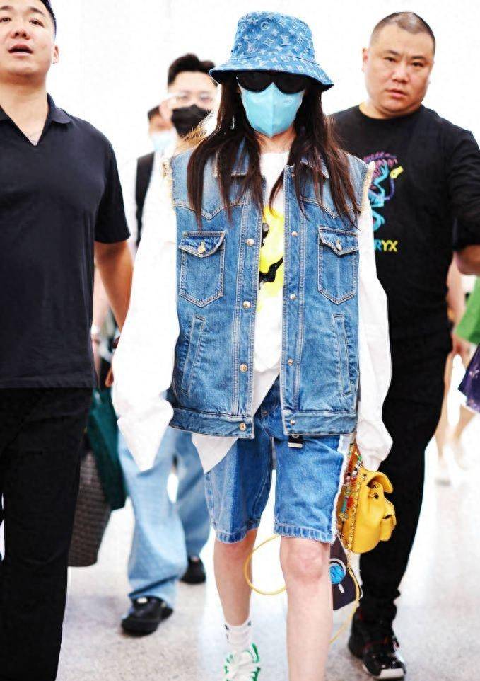 萧亚轩的牛仔套装现身机场,她纤细修长的双腿令人羡慕_时尚_造型_经典