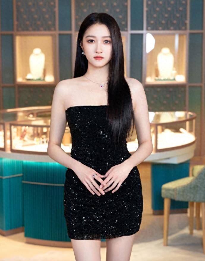 关晓彤黑色抹胸连衣裙拥有迷人曲线_时尚_才华_魅力