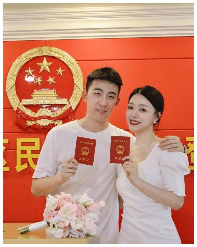 国乒名将官宣喜讯,妻子颜值相当高,曾击败樊振东卫冕全国冠军_马特