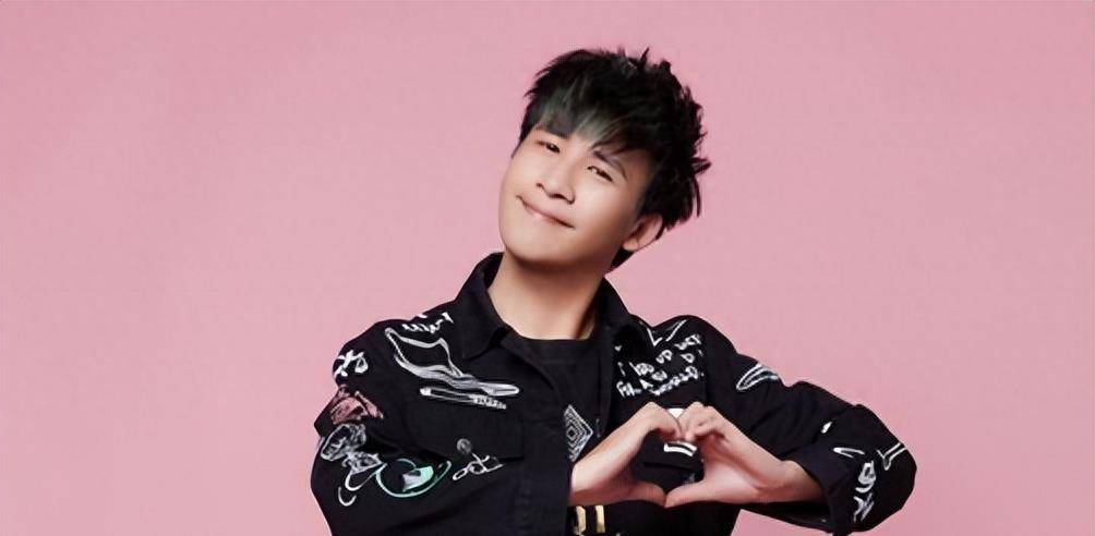 大张伟英国街头被偶遇,名牌穿搭似大妈,妻子发福至160斤被误认_网友