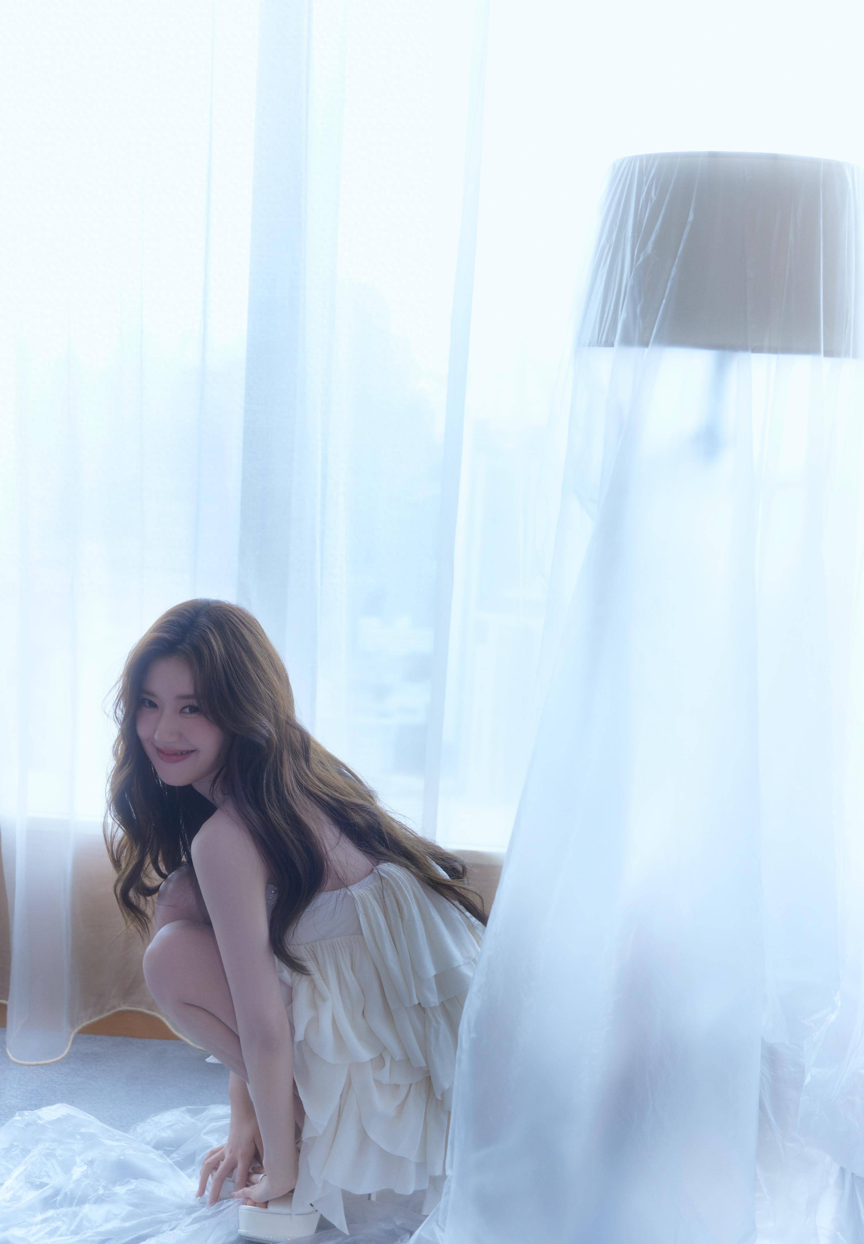 赵露思才是甜系少女,穿米白色蛋糕裙清纯可爱,长腿纤细好迷人_女孩