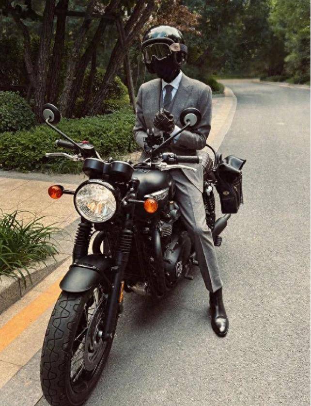 靳东的摩托车图片