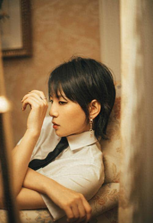 吉克隽逸和周笔畅都是80后,她们成长在一个音乐资源丰富,机会多样的