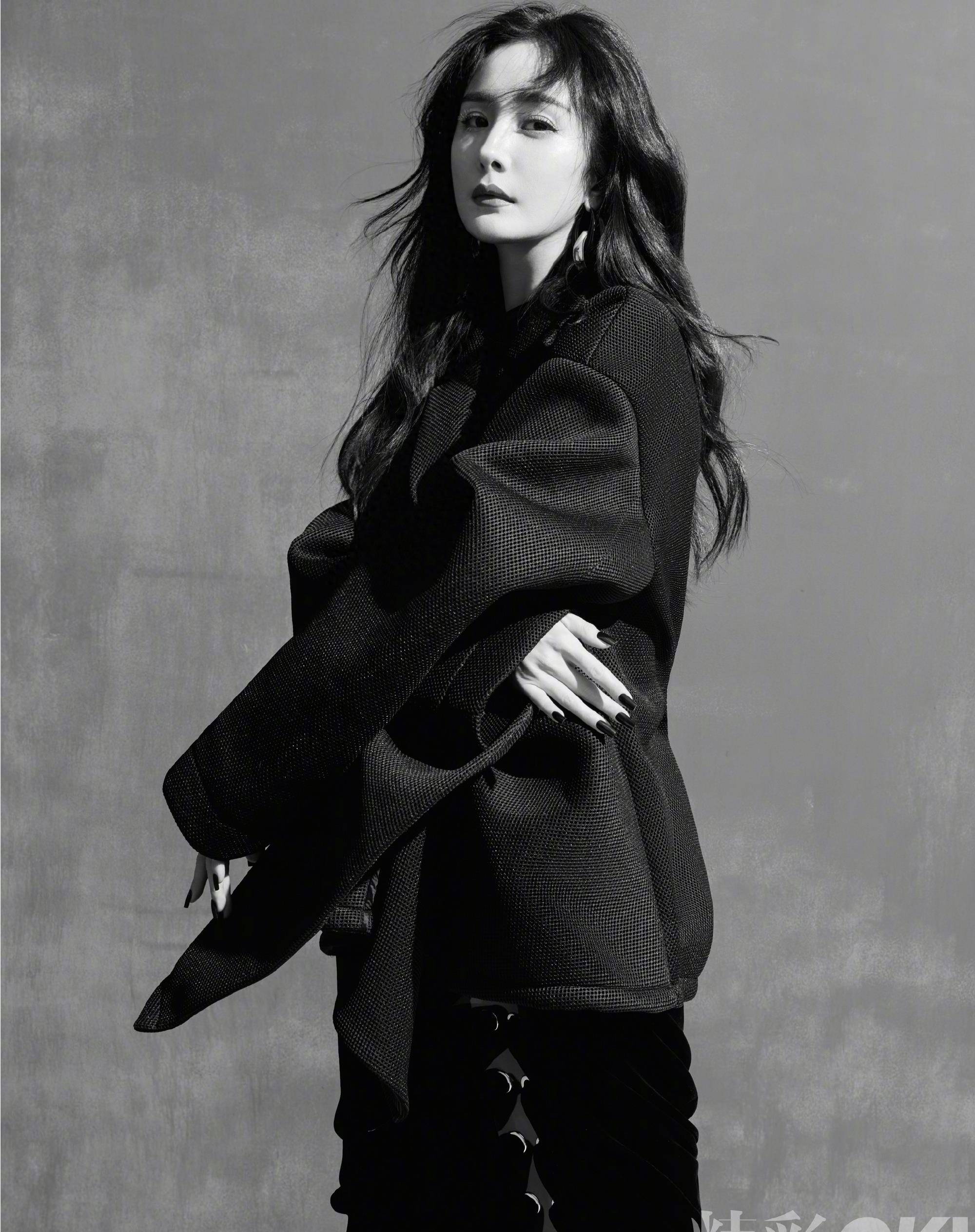 杨幂亮相《ok精彩》周年纪念版 鱼鳞袜大秀美腿,复古又现代_封面_黑色