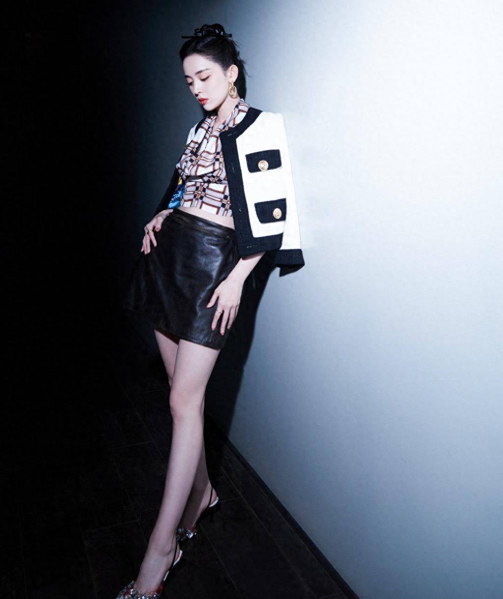 古力娜扎真是天使面庞魔鬼身材,穿紧身黑皮裙秀大长腿,美到离谱