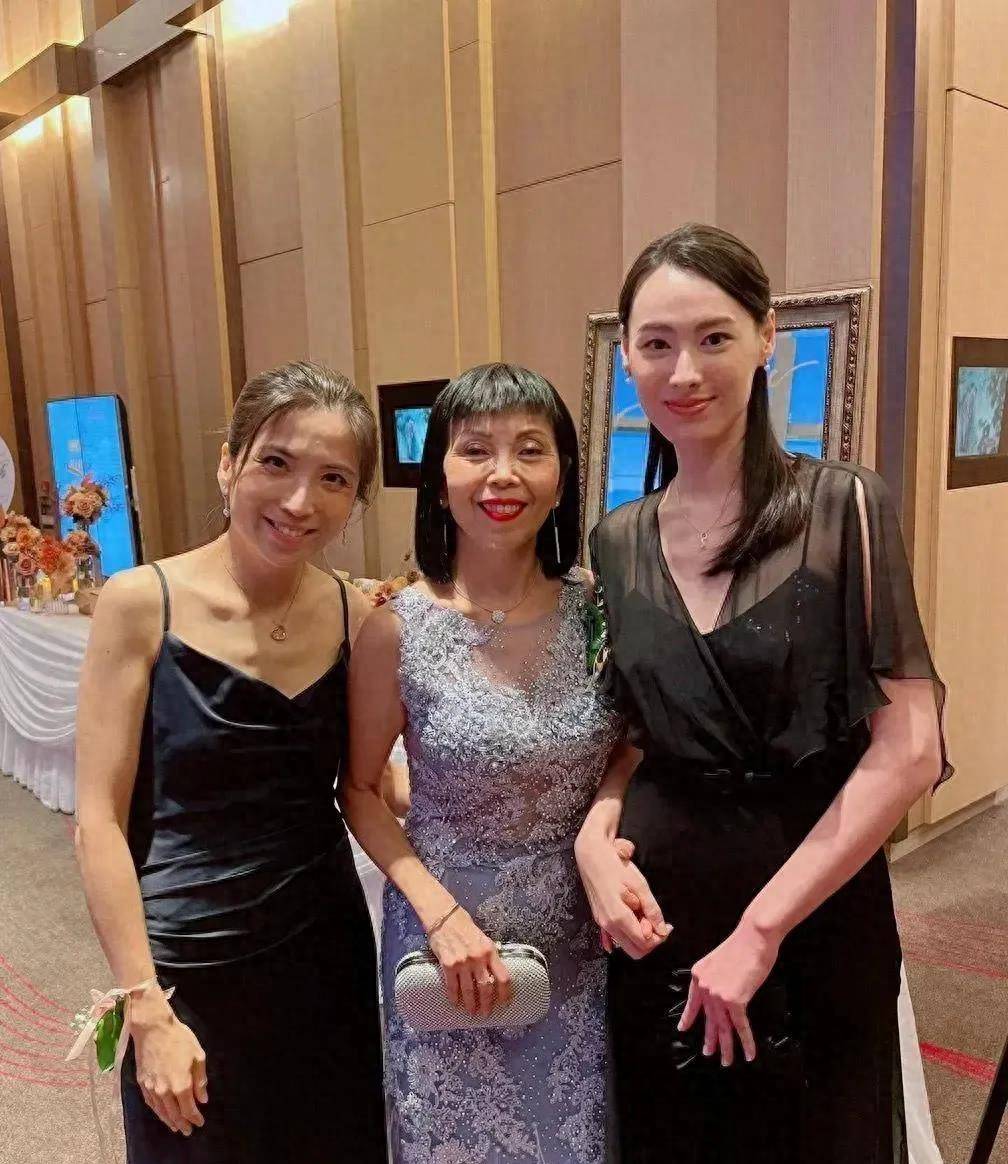 梁洛施代表李家去喝喜酒仍走朴素风,没珠宝首饰,不花钱弄造型_李泽楷