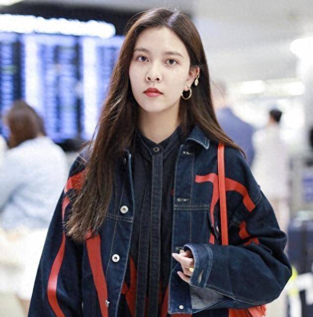 宋妍霏家境优越,穿过的衣服都扔掉,母亲舍不得捡回来穿,你咋看_父母