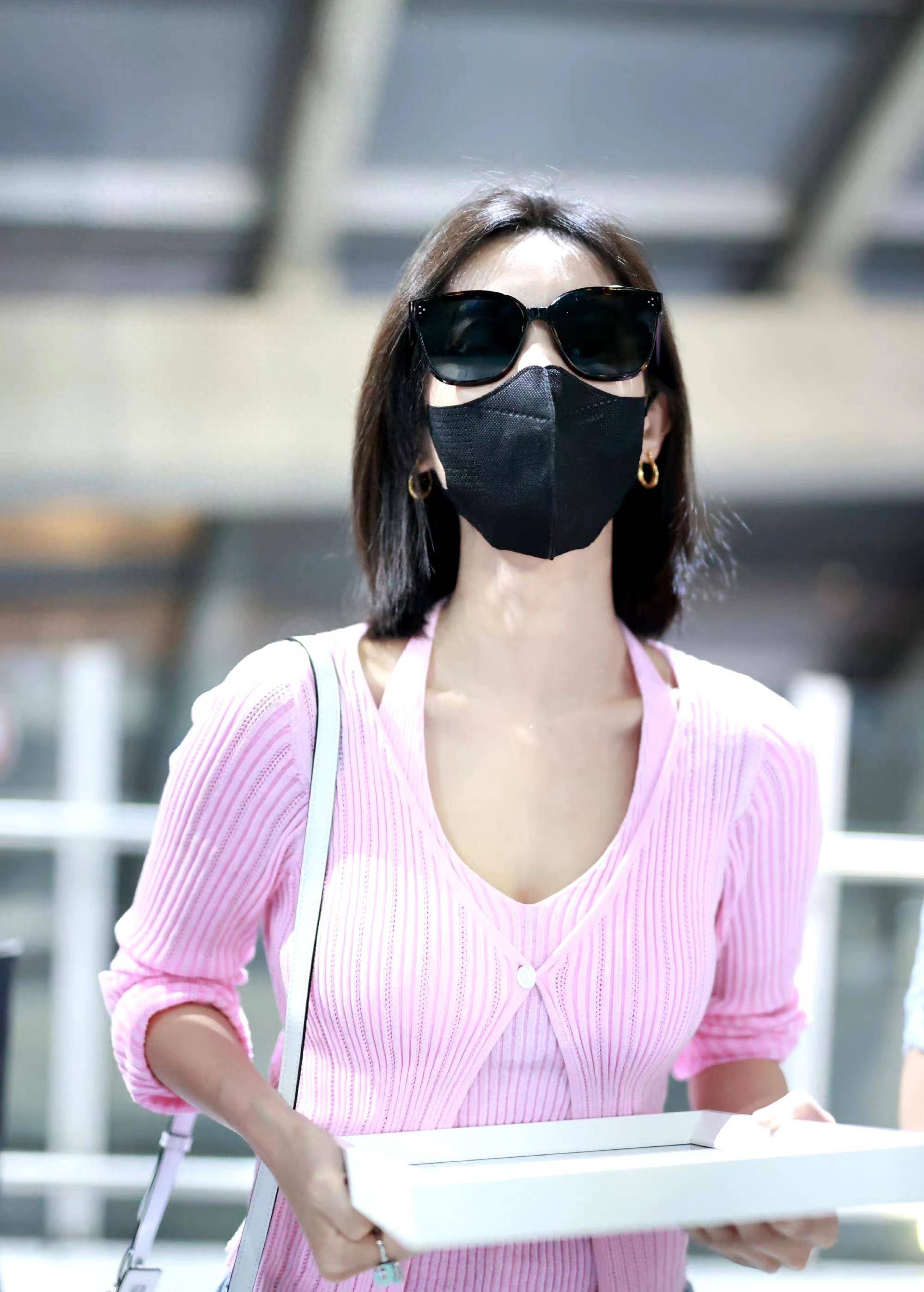 李一桐身高163.5厘米,根本算不上小姑娘.