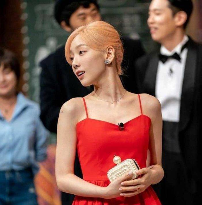 少女时代金泰妍,iu李知恩"撞衫",你更喜欢谁的搭配呢?