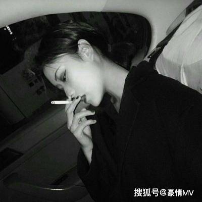 女士吐烟微信头像 寂寞伤感的女生微信头像一个人叼着烟图片