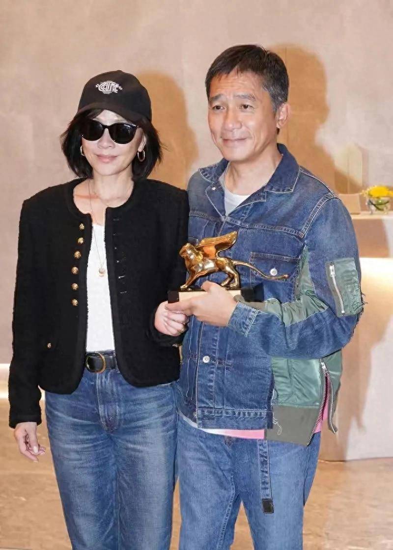 梁朝伟威尼斯获奖归来,刘嘉玲的细节让人感动_媒体_丈夫_成功