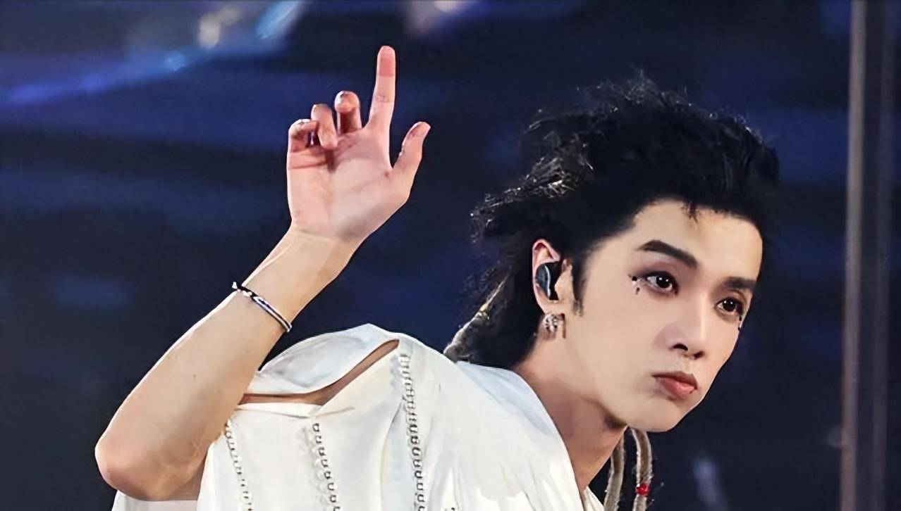 33岁华晨宇"无地自容","永远的神"终成捧杀_网友_演唱风格_行为