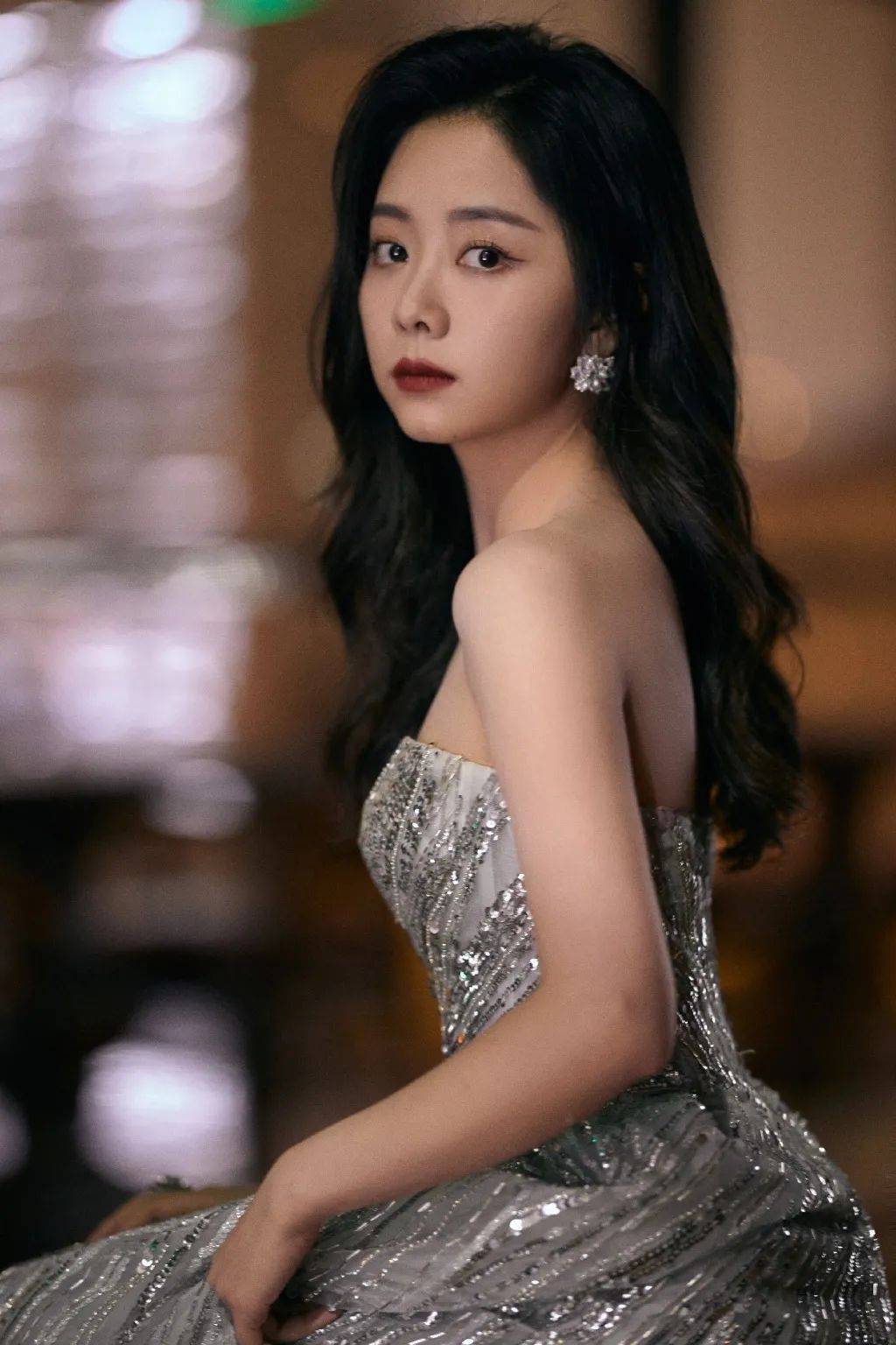 谁说"童颜"驾驭不了欲飒风,谭松韵不服_衣服_造型_唇膏