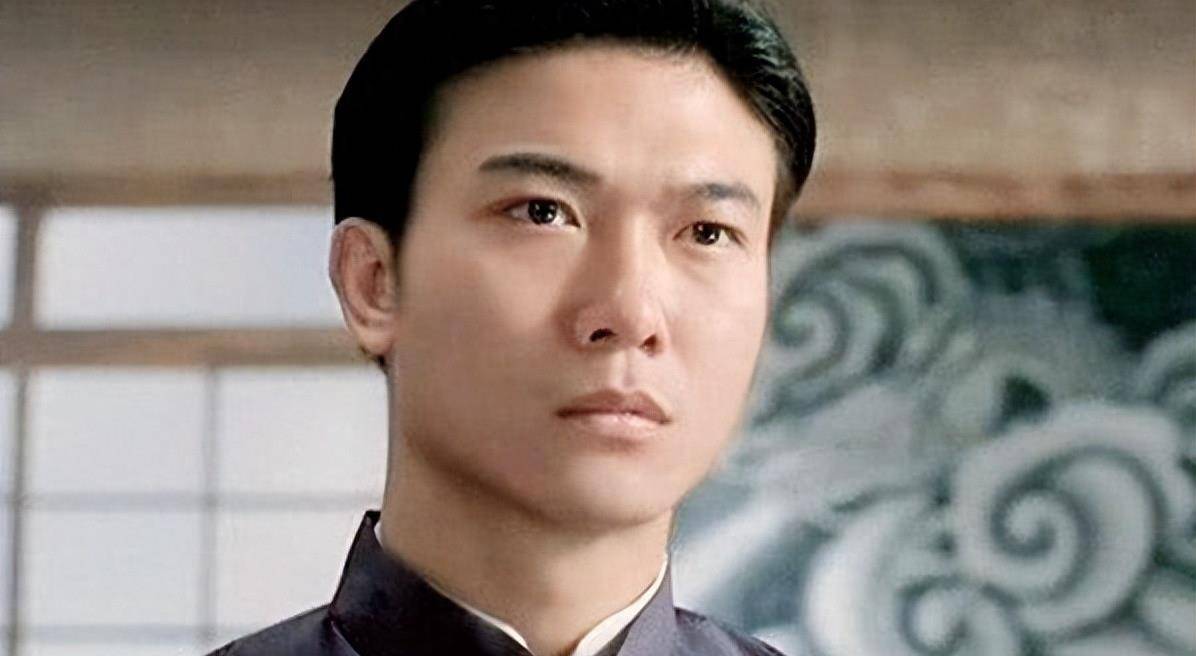 李连杰起初和钱小豪过了十招,钱小豪用了霍家迷踪拳,几乎已经和李连杰