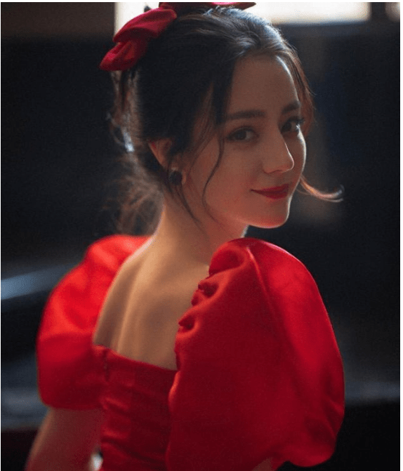 迪丽热巴有多撩人?机车服造型,粉丝狂喊老公_身材_马尾_背心
