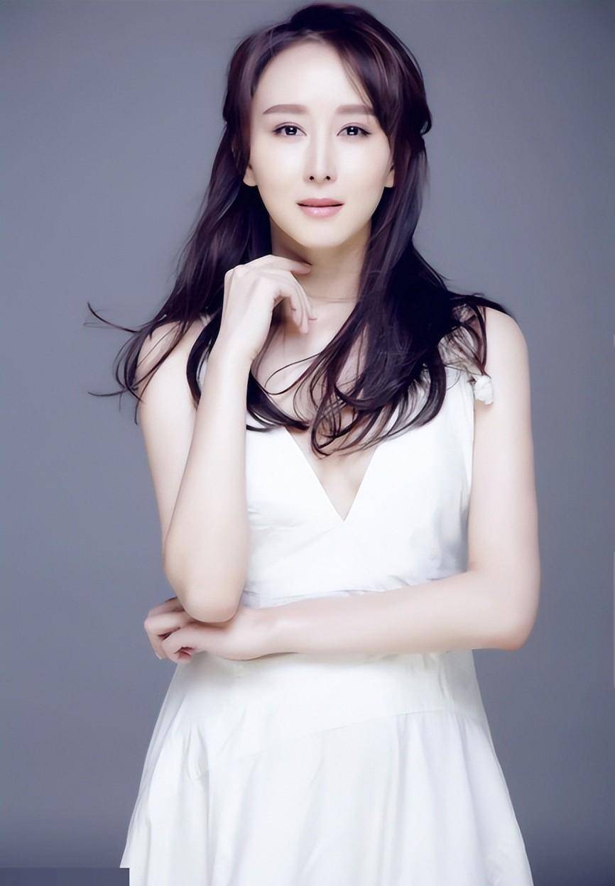 "拿督夫人"胡静:被亿万富豪追三年,打败杨紫琼嫁豪门却穿地摊货