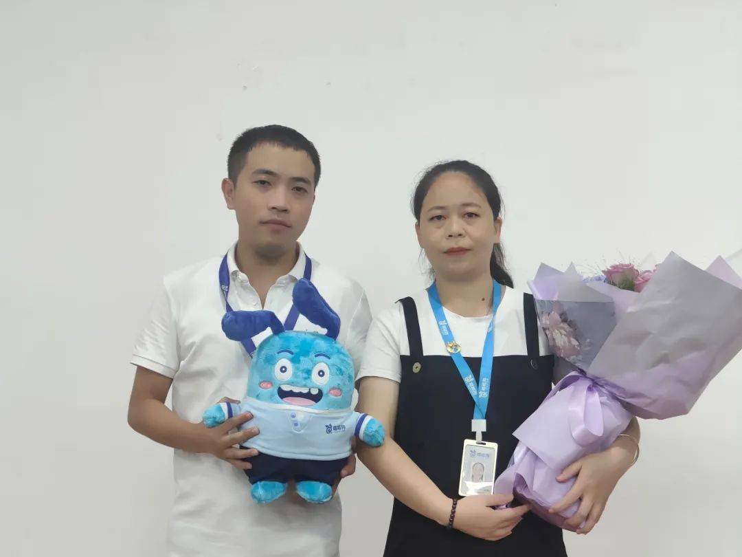 雪狼勋章获得者 林丽凤(右)神鹰勋章获得者肖亚10年,这一生有多少个10