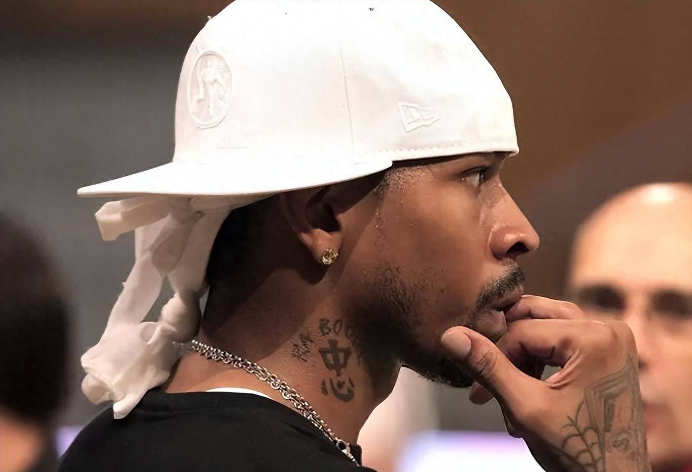 解读阿伦·艾弗森的饰品与纹身文化_人们_成为了_风格