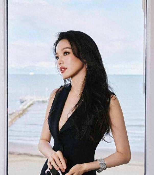 舒淇威尼斯电影节造型总结,超越简单的时尚体验_牛仔裤_连衣裙_风格