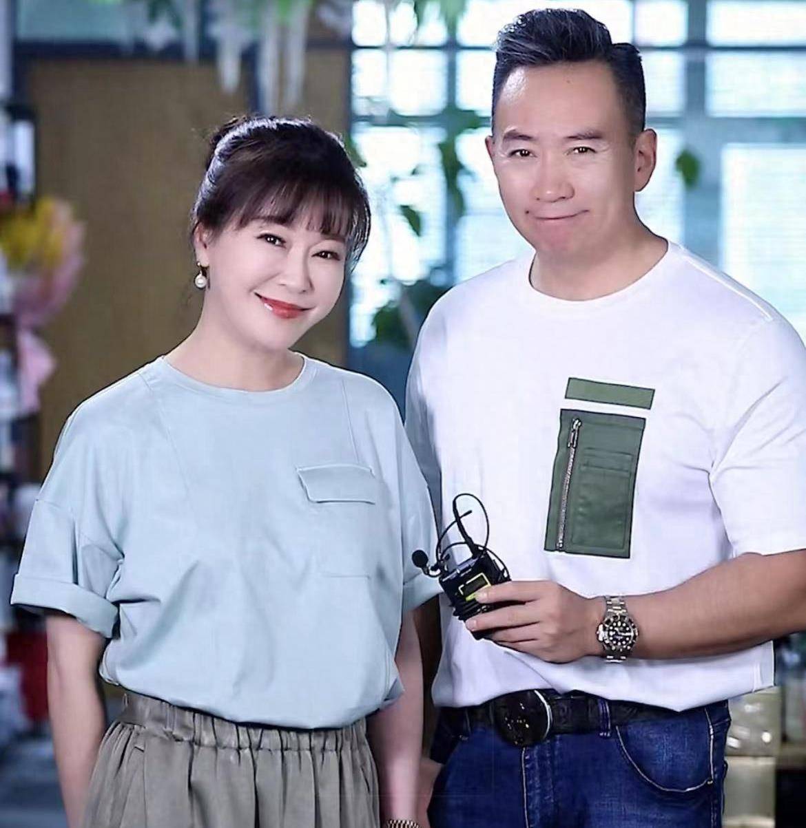 前央视名主持从国外回中国,戴6万项链大金表,变化大引整容争议_王小骞