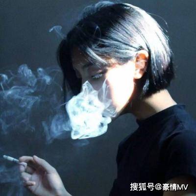 女士吐烟微信头像 寂寞伤感的女生微信头像一个人叼着烟图片