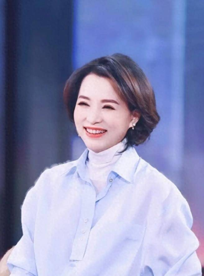 49岁董卿出席活动满脸憔悴,疑似因丈夫欠债问题压力巨大_事业_机会