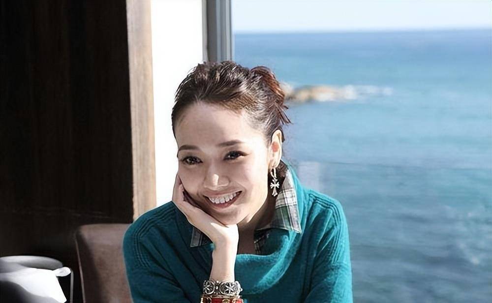 昆凌:靠假哭博同情,碰瓷侯佩岑,她是如何从"打工妹"逆袭成功_周杰伦