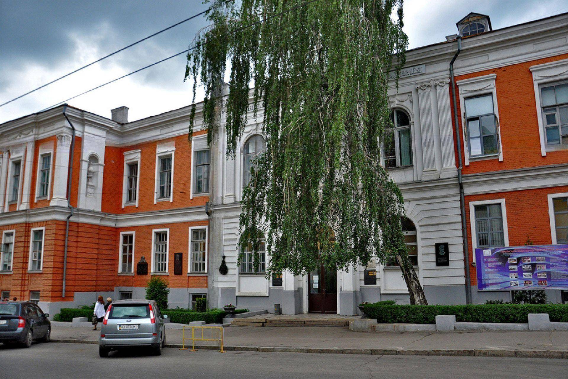 学校规模乌克兰哈尔科夫国立工程师范大学设有8个系,34个教研室,31个