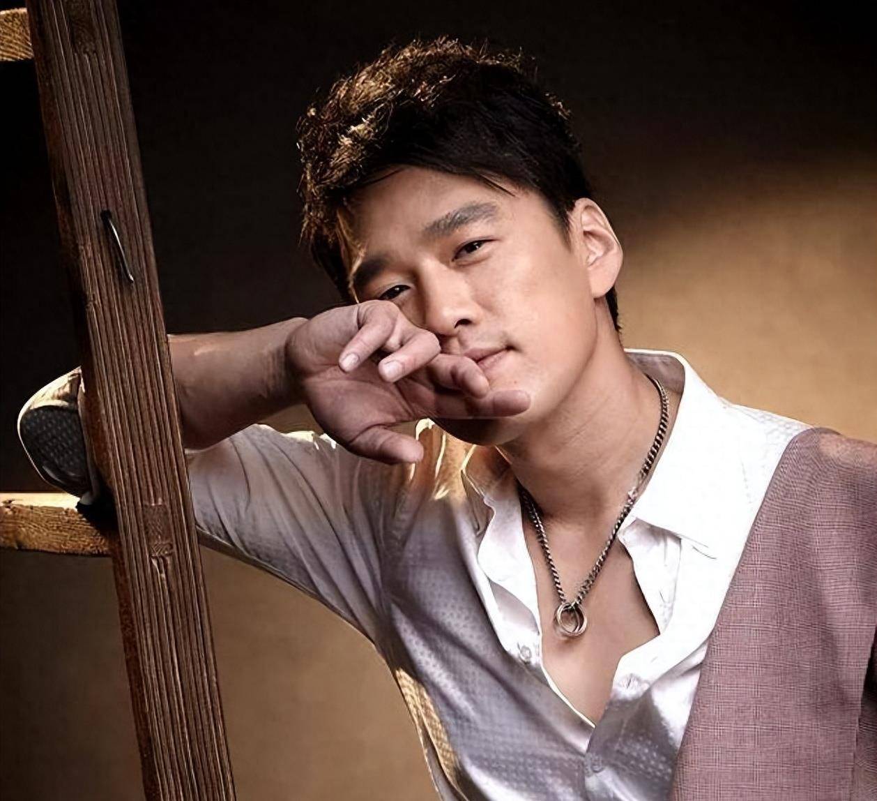 为省房租他娶了房东女儿,25年零绯闻,一家四囗幸福美满_王耀庆_郭彦