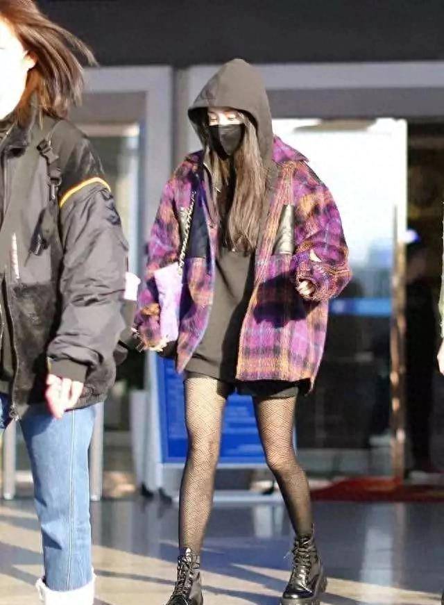 杨幂普及了一种新穿搭方式:"黑丝 马丁靴"!魅力时尚_线条_风格_女性