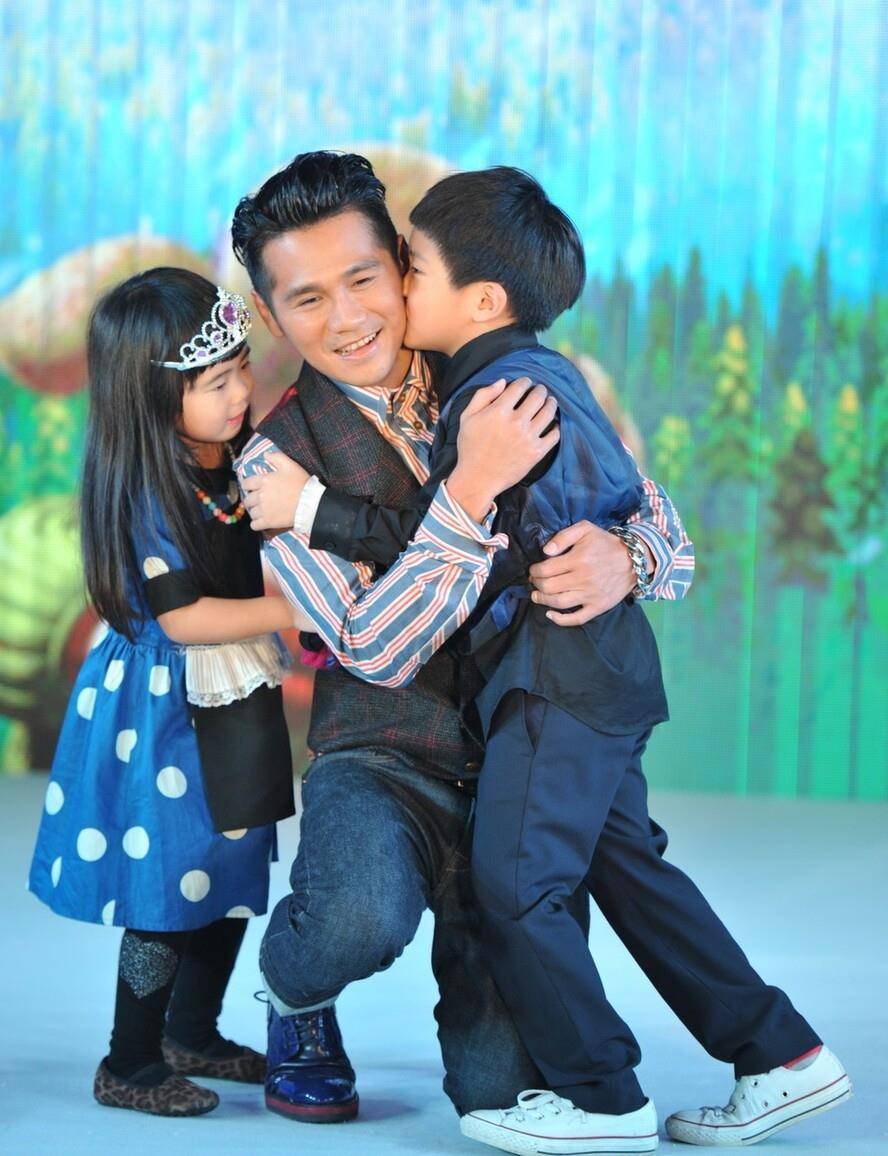 t0级别林俊杰更强,普遍的男歌手极限混声应该是d5,但是曹格可以来到e5