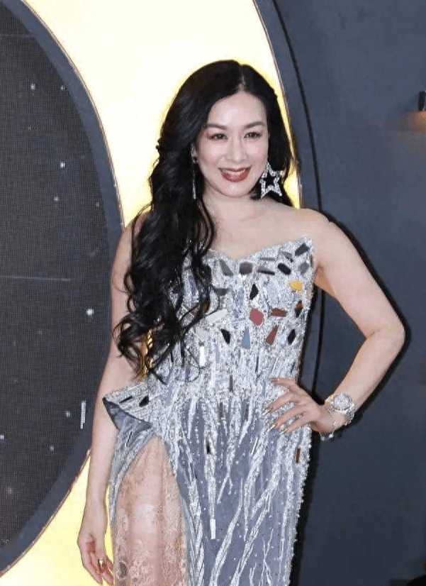 钟丽缇素颜显苍老,身材发福明显!