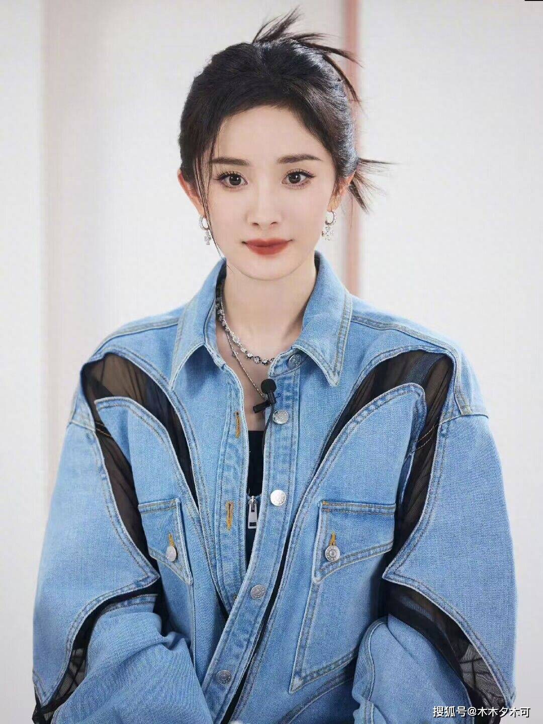 一转眼她都37岁了,再过三年就要步入四十,不过年龄在变,杨幂的心态却