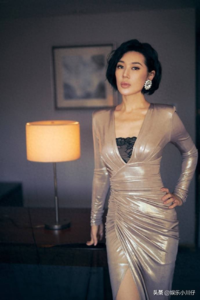 余男,一袭金色礼服亮相长春电影节,尽显高级感_身材_内心_闭幕式