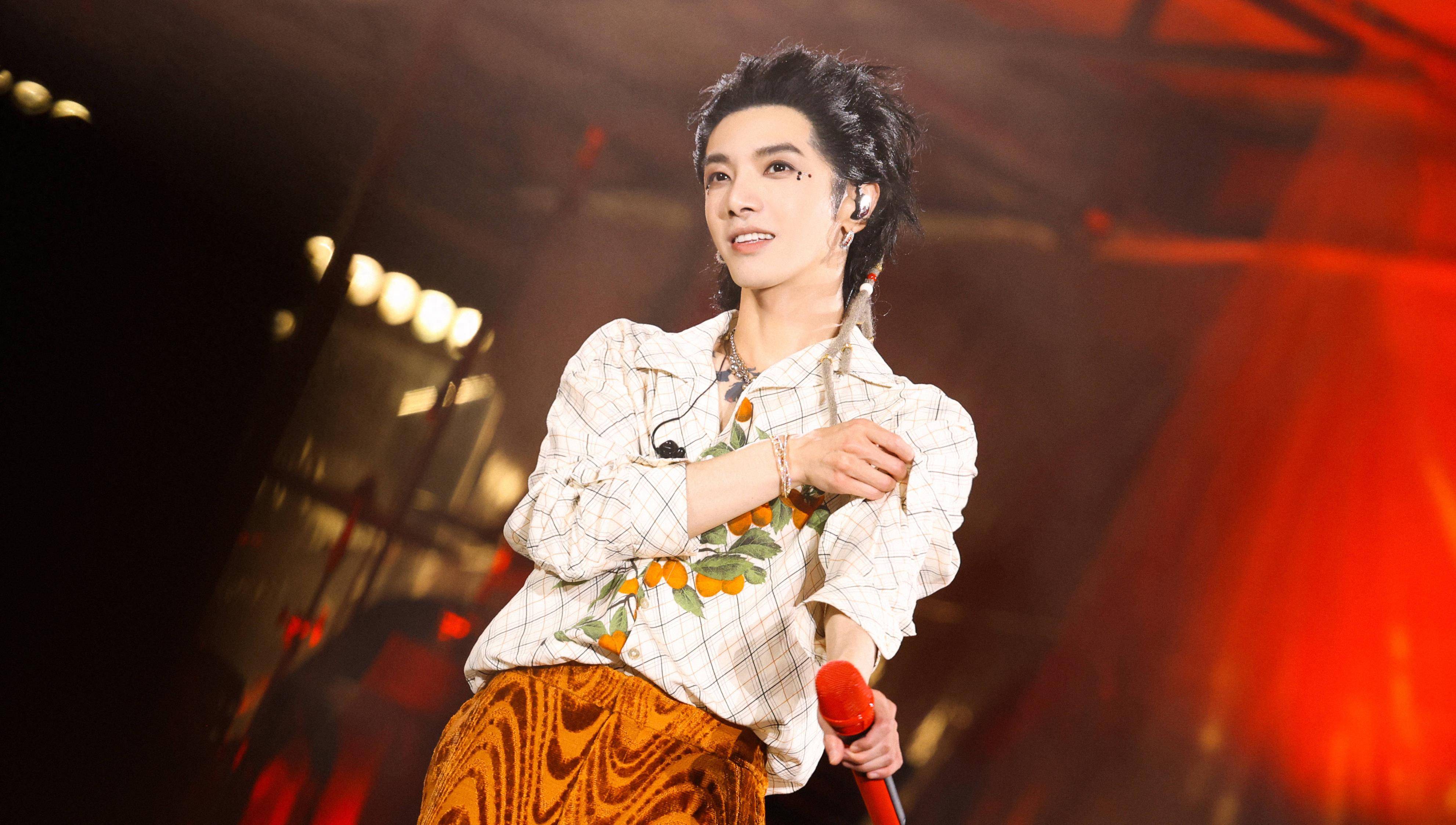 表演时,华晨宇的身体动作非常扭曲,给人一种无端呻吟的状态,极其夸张.