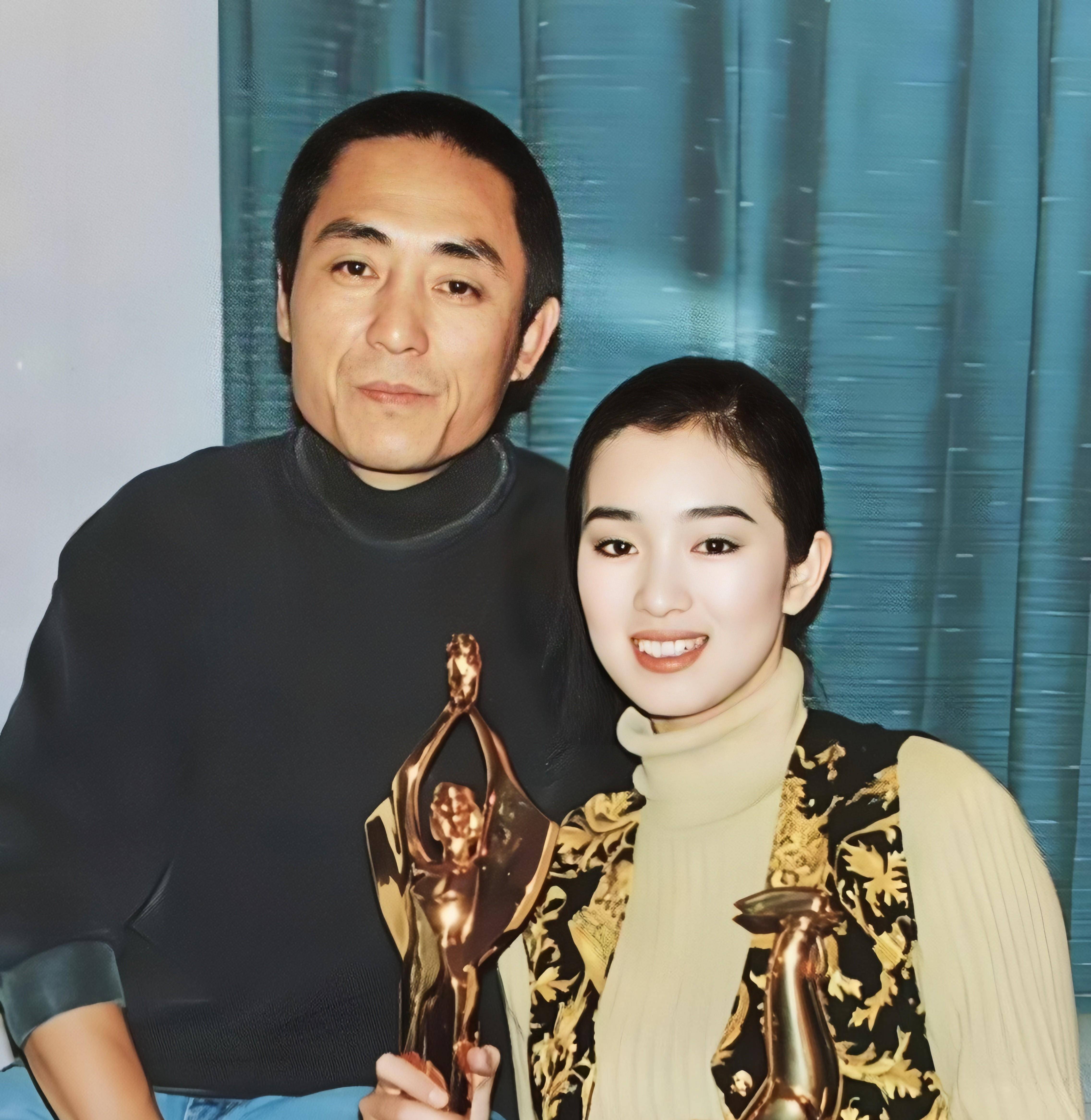 张艺谋身价上亿,他母亲却住茅草屋,两个弟弟在种地,为何?