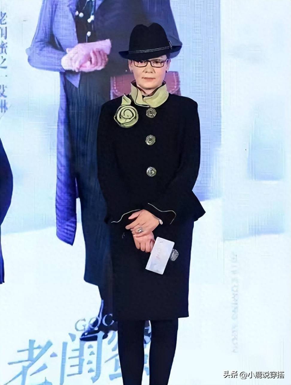 潘虹罕见留长发,穿吊带裙俏皮可爱,与邓超并肩出场不逊色_时尚_整体