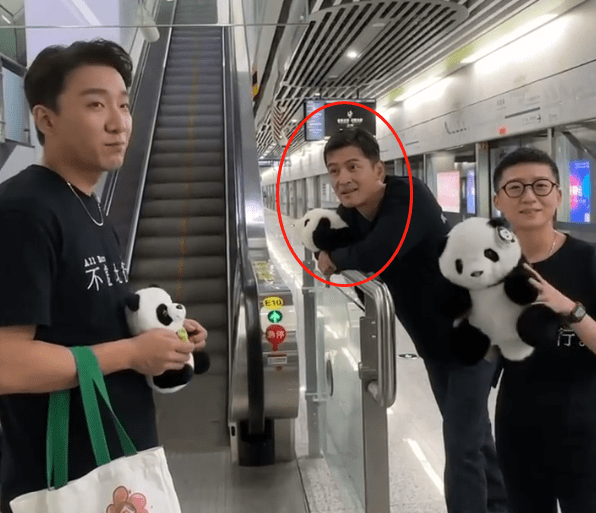 胡歌抱熊猫坐地铁被偶遇,脖颈青筋凸,皱纹明显,无人让座惹争议