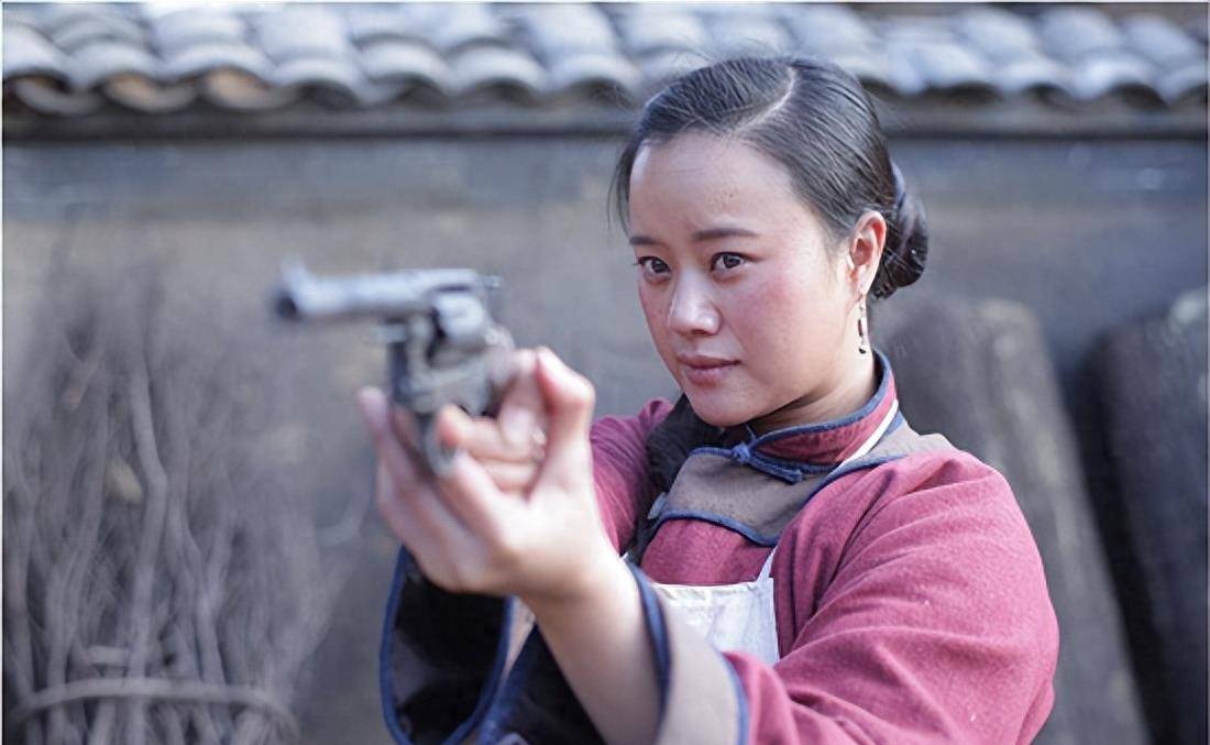 何翯戏里的"土得掉渣"并不是她真实的样子,但她在塑造这样的角色时却