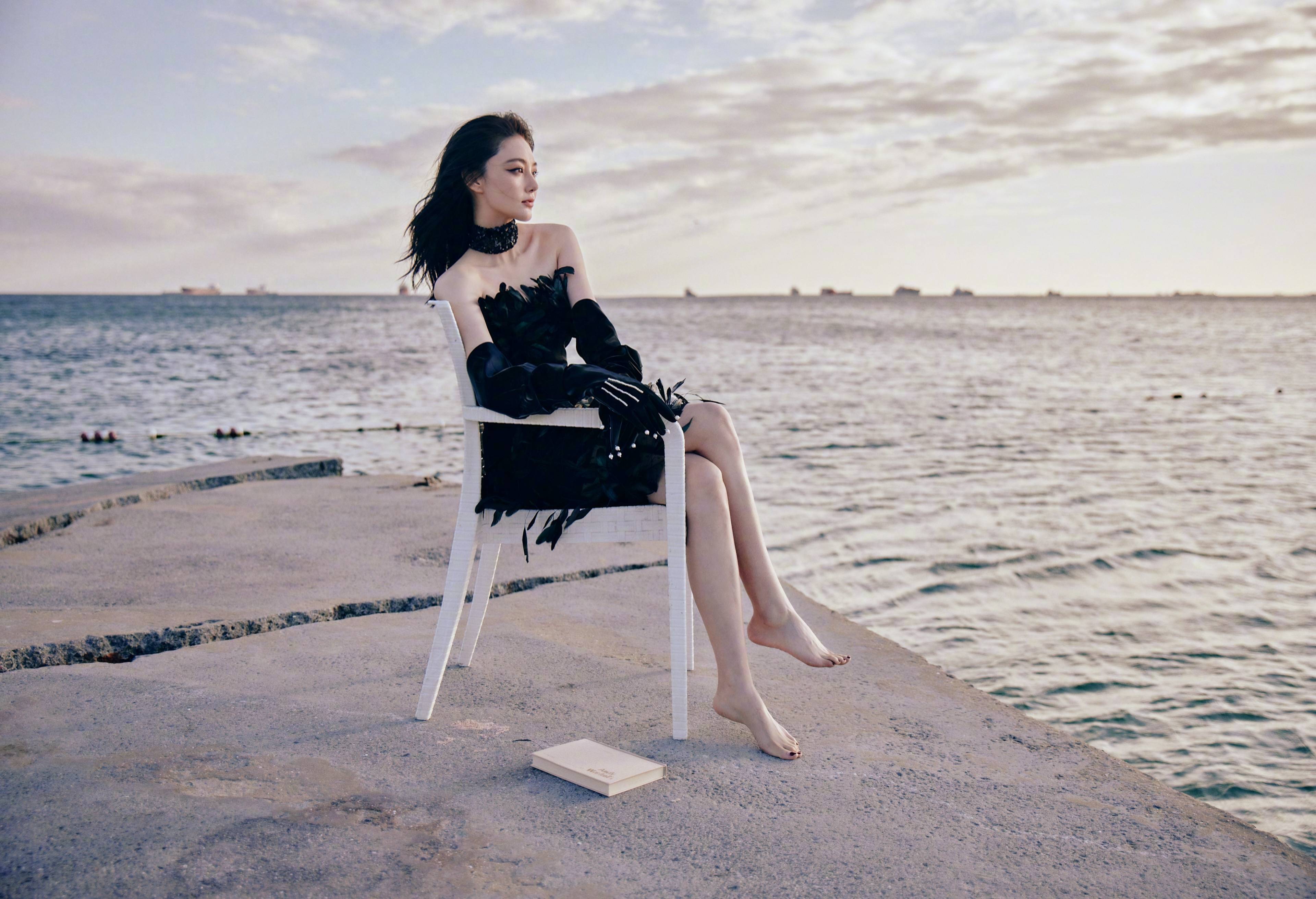 36岁张馨予登《时尚芭莎》封面,穿时尚连衣裙,大秀时尚身材_紧身_头饰