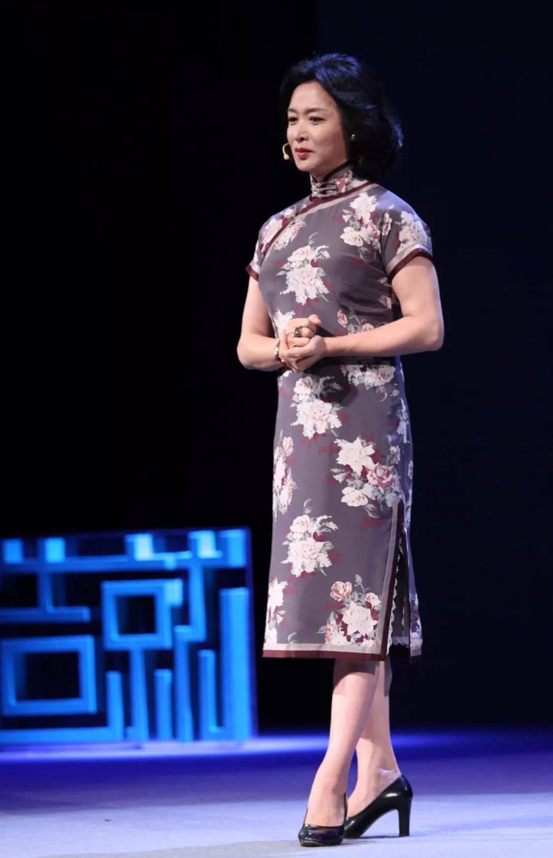 那英和金星同台演出,同样是穿"波点旗袍",差距咋就这么大呢?