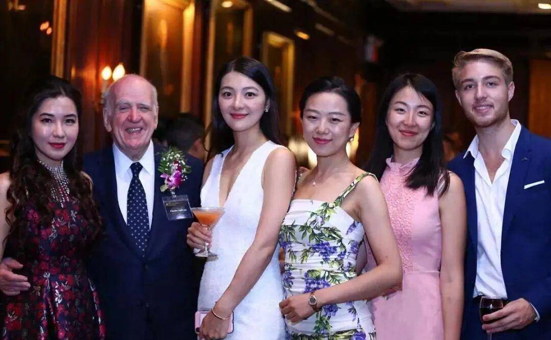 最大金矿63岁董事长,迎娶38岁小娇妻,称自己嫁给了爱情_钱冰_陈景河