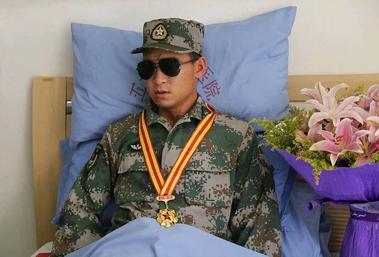 5年前排雷英雄杜富国失去2眼2手,后如何?