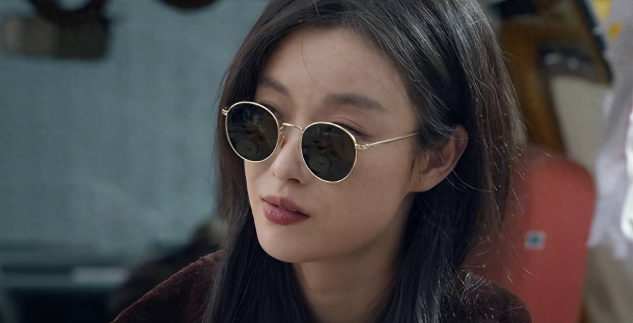 剧照里,倪妮有着无处施展的潇洒.